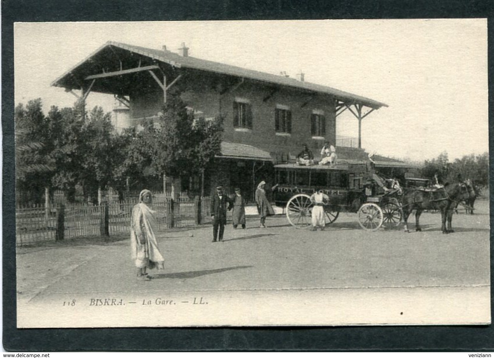 CPA - BISKRA - La Gare, Animé - Diligence Du Royal Hôtel - Biskra