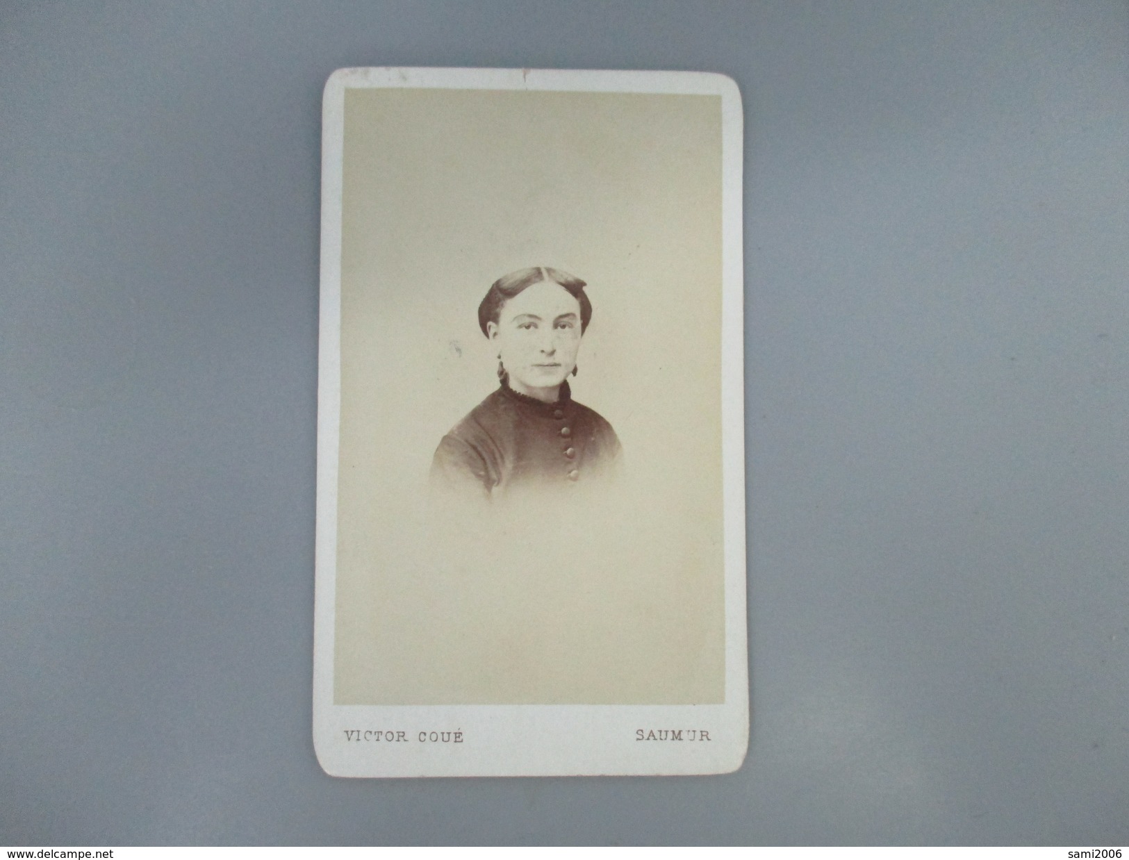 CDV FEMME  PHOTOGRAPHE VICTOR COUE 49 SAUMUR - Cartes De Visite