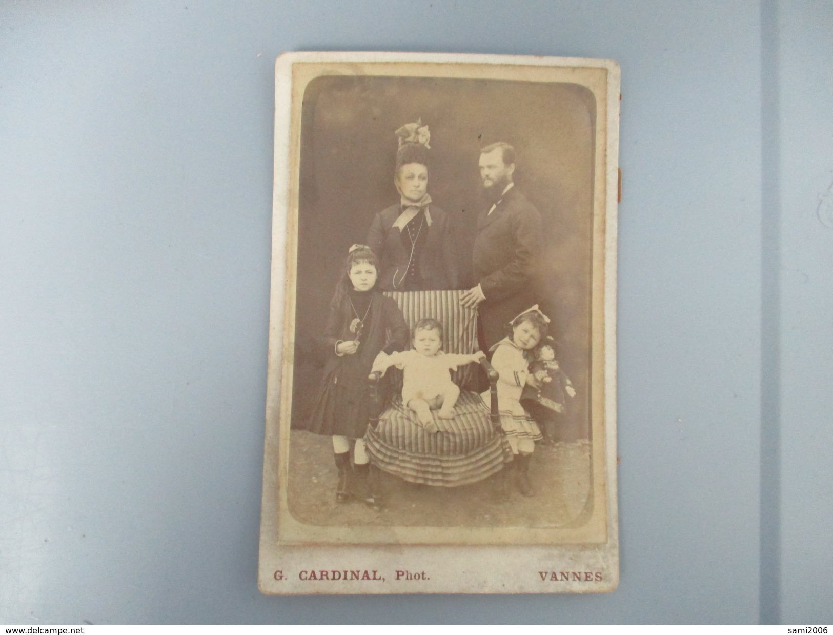PHOTO FAMILLE COUPLE ENFANTS POUPEE PHOTOGRAPHE G.CARDINAL 56 VANNES - Anciennes (Av. 1900)