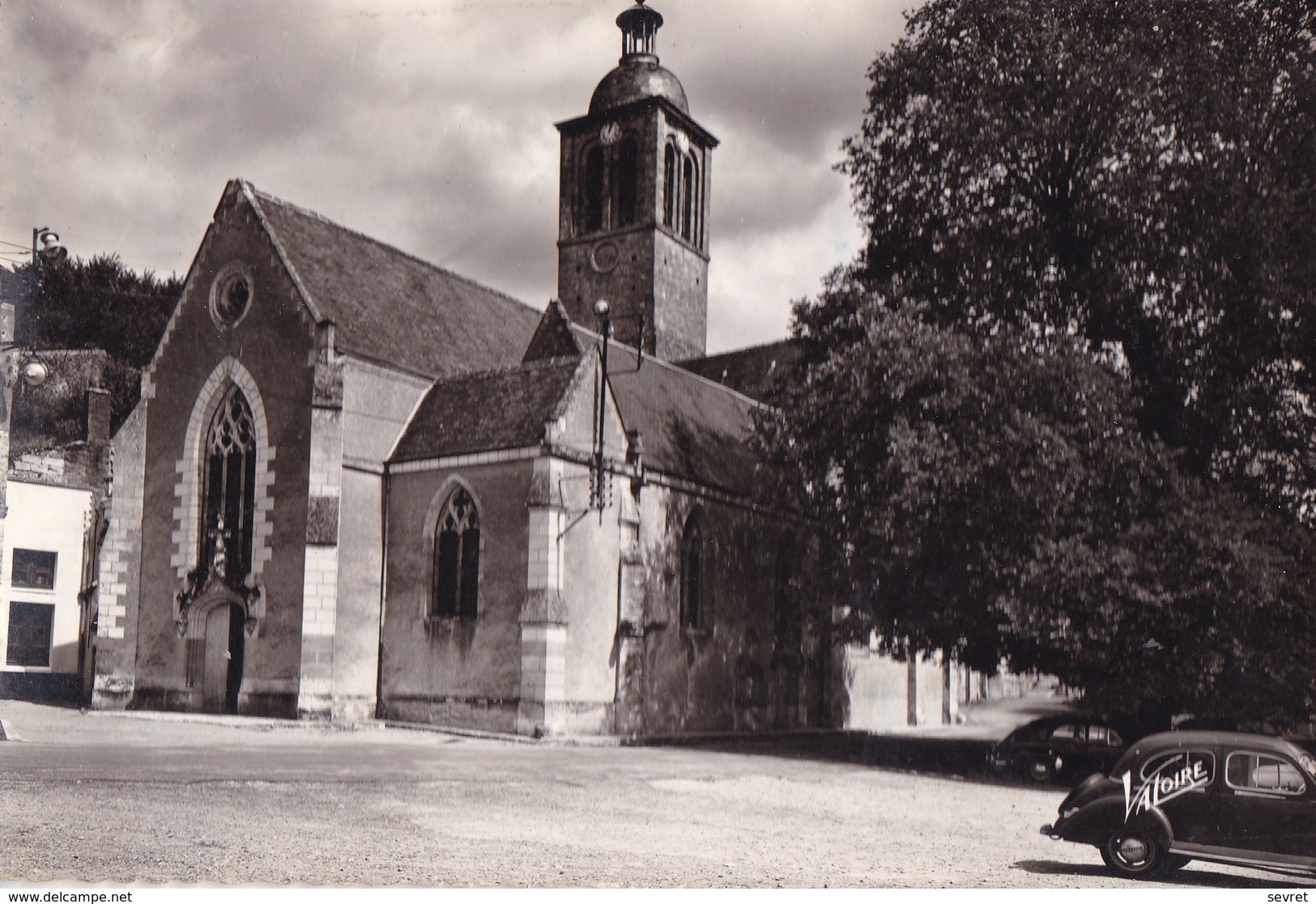 VOUVRAY. - L'Eglise Et L'orme De Sully Datant De 1590 - Vouvray