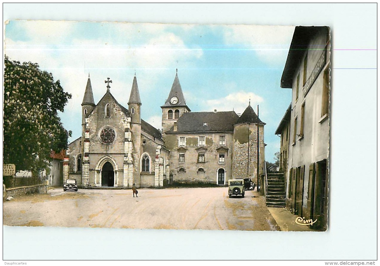 CORBELIN - L' EGLISE Et La PLACE - Véhicules Anciens - CPSM - 2 Scans - Corbelin