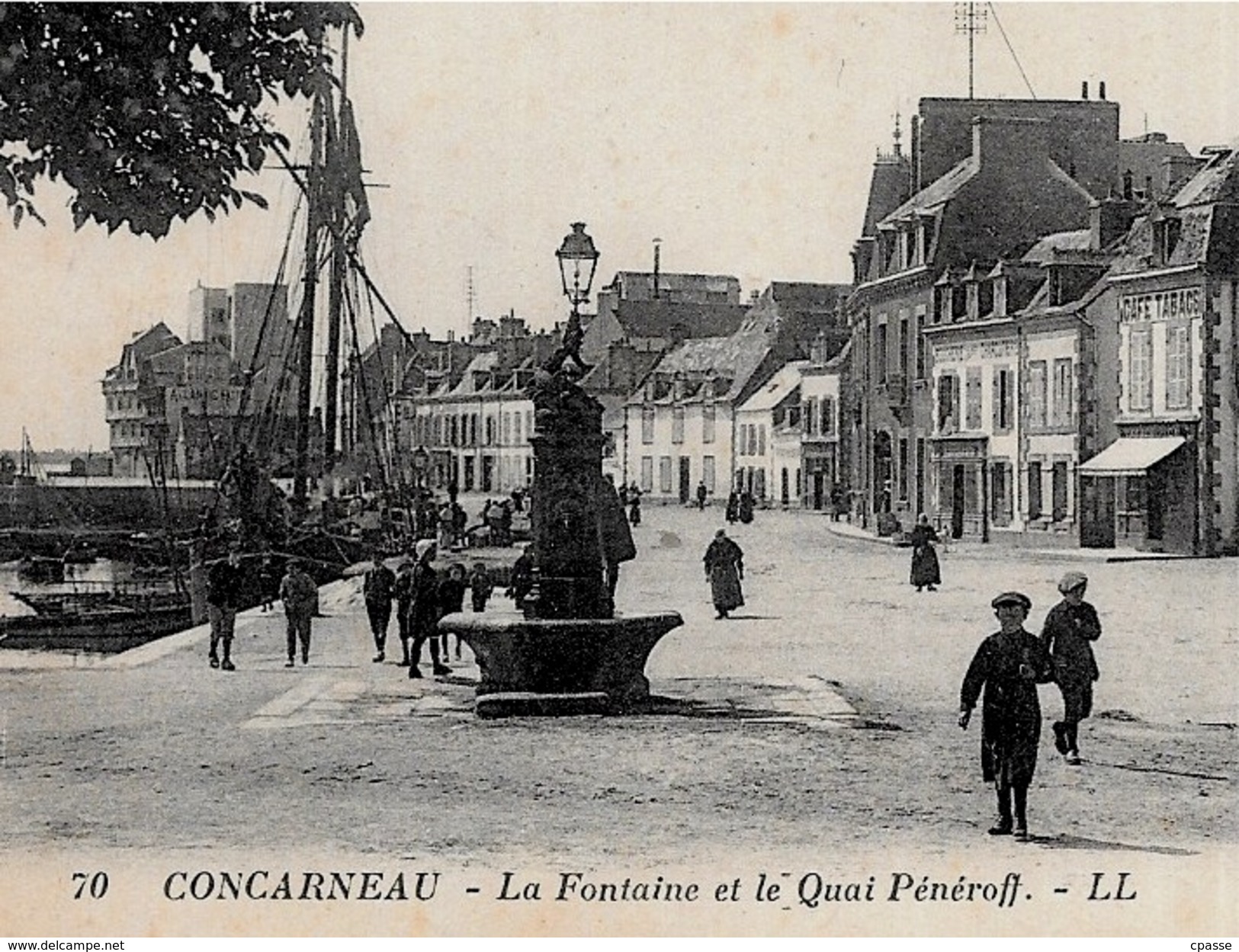 CPA 29 CONCARNEAU Finistère - La Fontaine Et Le Quai Pénéroff ° LL - Concarneau