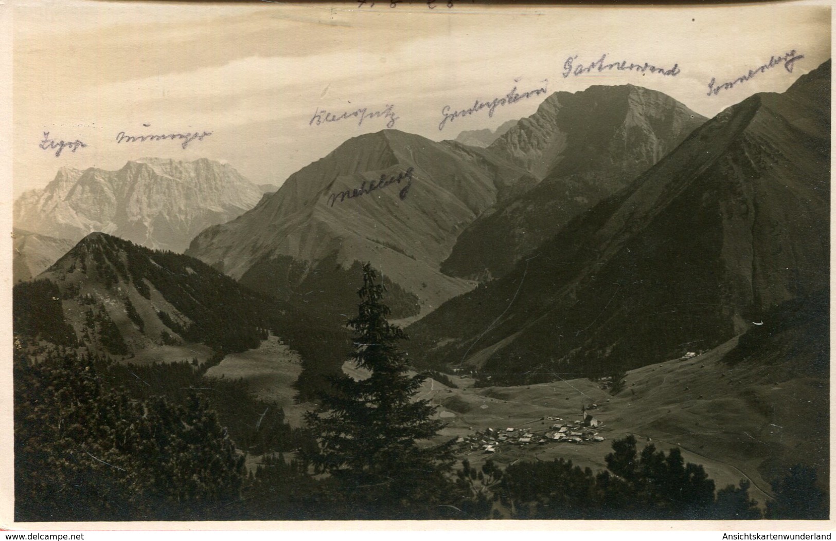 Blick Auf Berwang Mit Zugspitze, Bleispitze U. Gartnerwand (000240) - Waidring