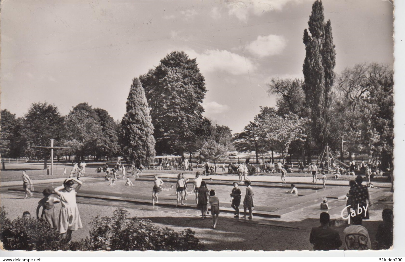 CPSM Vichy - Le Parc Du Soleil - La Piscine (avec Jolie Animation) - Vichy