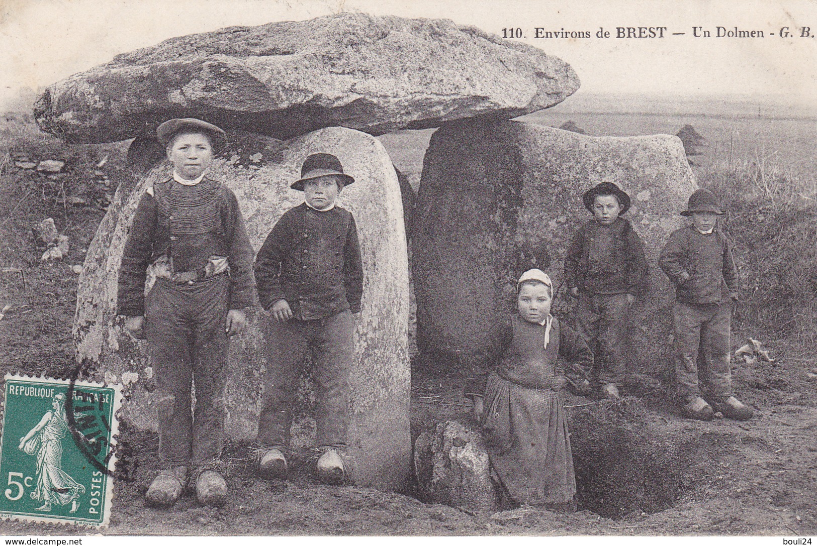 BE17- ENVIRON DE BREST   EN FINISTERE  UN DOLMEN AVEC LES ENFANTS  CPA  CIRCULEE - Brest