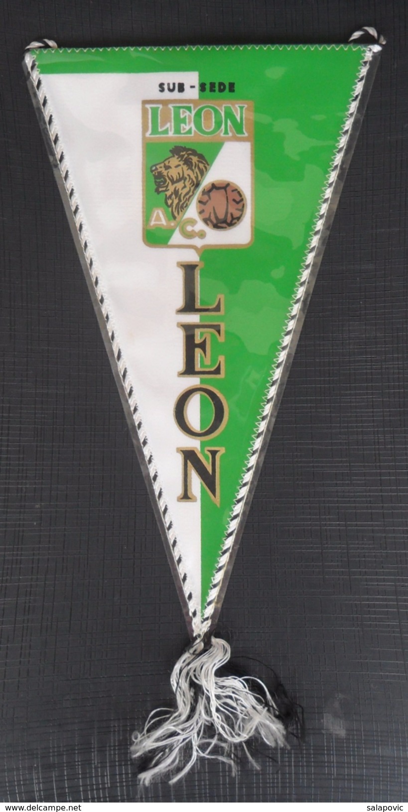 Club Leon Mexico FOOTBALL CLUB, SOCCER / FUTBOL / CALCIO, OLD PENNANT, SPORTS FLAG - Uniformes Recordatorios & Misc