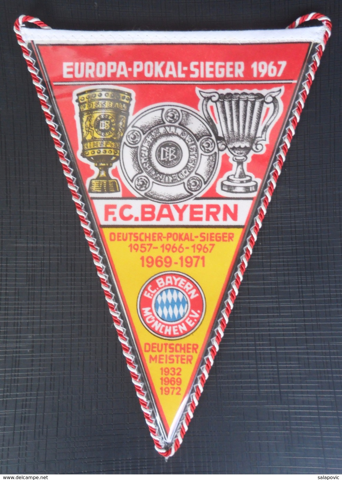 Europa-Pokal Sieger F.C. BAYERN Munchen  FOOTBALL CLUB, SOCCER / FUTBOL / CALCIO, OLD PENNANT, SPORTS FLAG - Habillement, Souvenirs & Autres