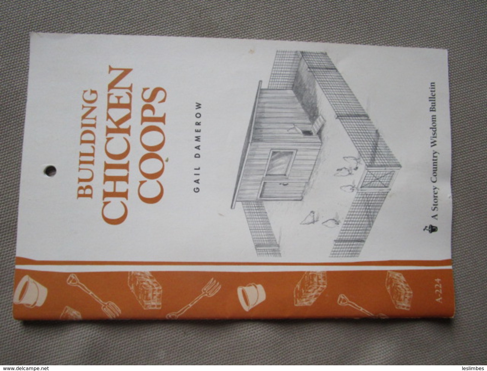 Building Chicken Coops: Storey Country Wisdom Bulletin A-224 By Gail Damerow - Bricolaje