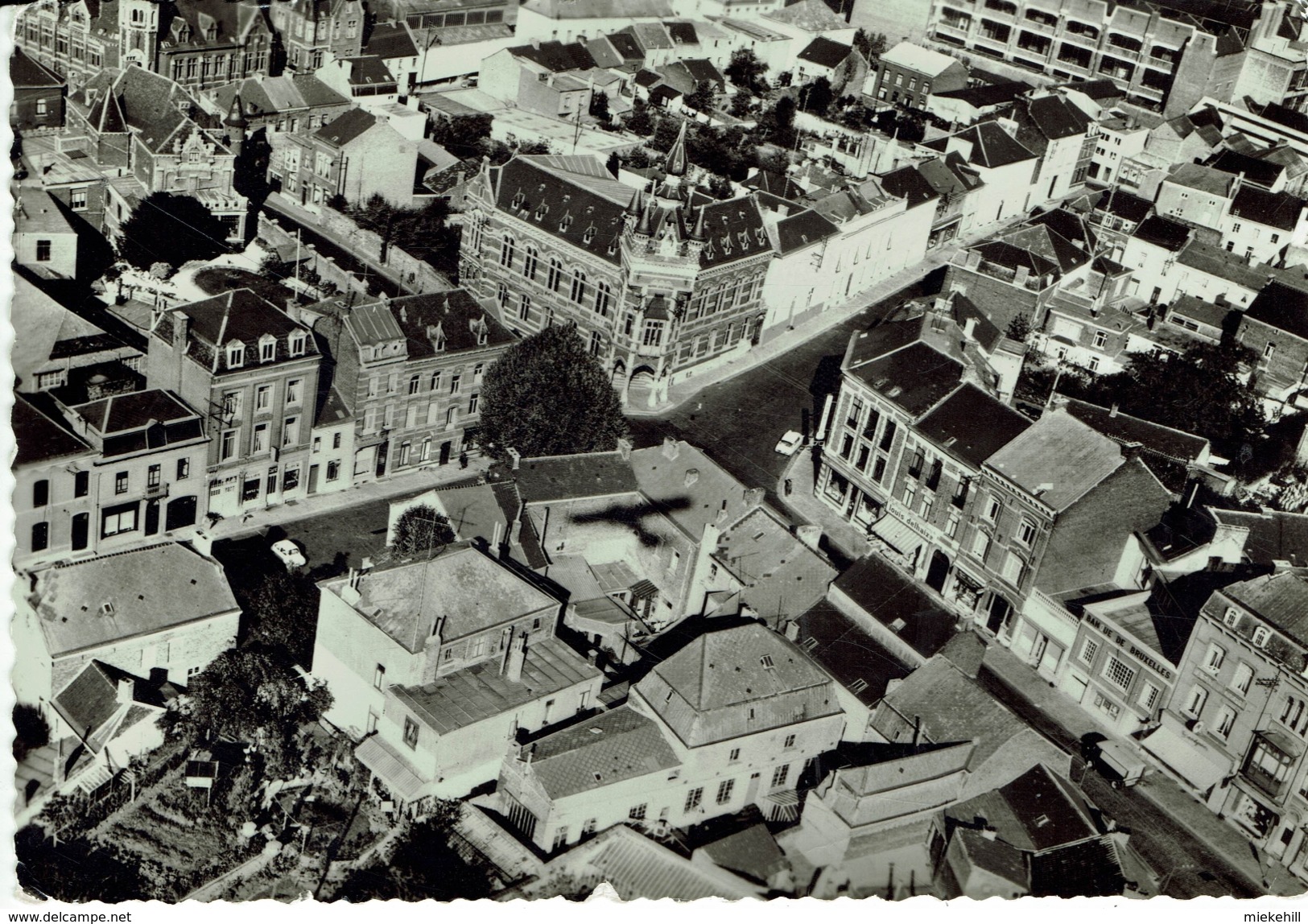 MORLANWELZ-VUE AERIENNE-HOTEL COMMUNAL-magasin Louis Delhaize-banque De Bruxelles - Morlanwelz