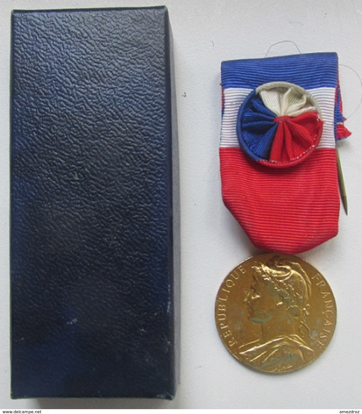 Médaille Civile Du Travail Attribuée En 1981 Nominative Avec Son Boitier (v) - France