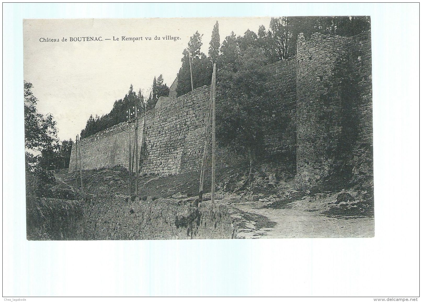 CPA (17) Château De Boutenac  -  Rempart Vu Du Village - Autres & Non Classés