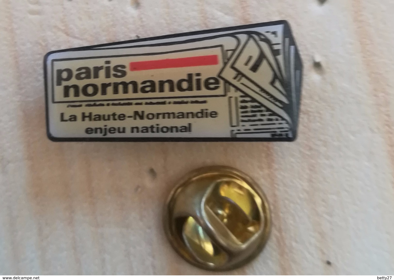 Pin's JOURNAL PARIS NORMANDIE     P5+ - Autres & Non Classés