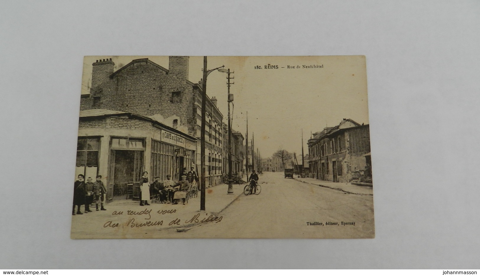 Cp  Reins Rue De  Neufchatel ( Café De L Armée  Tabac ) - Reims