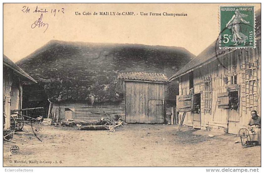 Mailly     10     Une Ferme Champenois.   Fileuse Au Rouet - Mailly-le-Camp