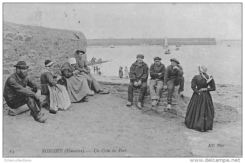 Roscoff      29     Un Coin Du Port.  Marins Et Femmes Tricotant - Roscoff