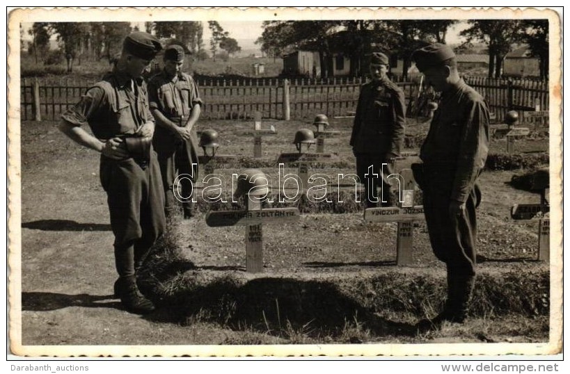 ** T2/T3 Magyar Katon&aacute;k M&aacute;sodik Vil&aacute;gh&aacute;bor&uacute;s Katonai TemetÅ‘ben / WWII Hungarian... - Non Classificati