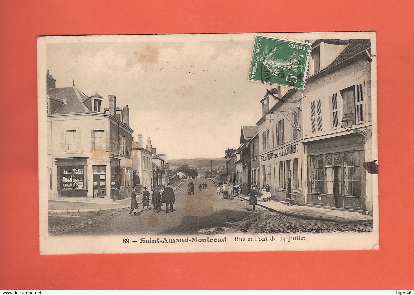 * CPA..dépt 18..SAINT AMAND MONTROND..Rue Et Pont Du 14 Juillet..n°89  : Voir 2 Scans - Saint-Amand-Montrond