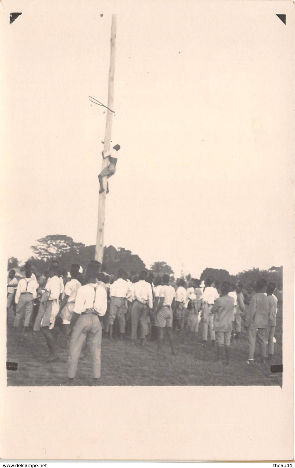 ¤¤  -  BENIN   -  Carte-Photo  -  14 Juillet à OUIDAH  - Jeune Homme Grimpant Un Mat De Cocagne    -  ¤¤ - Benin