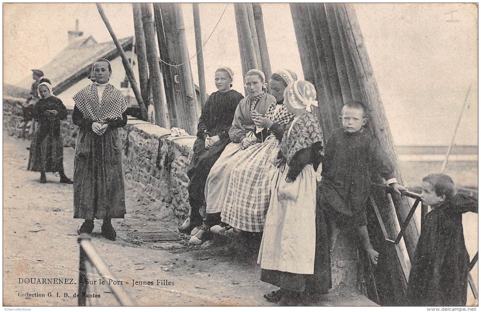 Douarnenez     29     Sur Le Port . Jeunes Filles. Tricot   (voir Scan) - Douarnenez