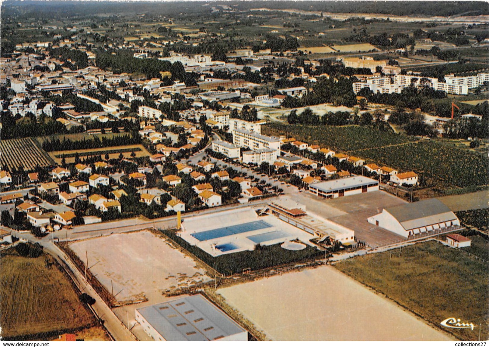 83-BRIGNOLES- VUE GENERALE AERIENNE , LA PISCINE ET LE STADE - Brignoles