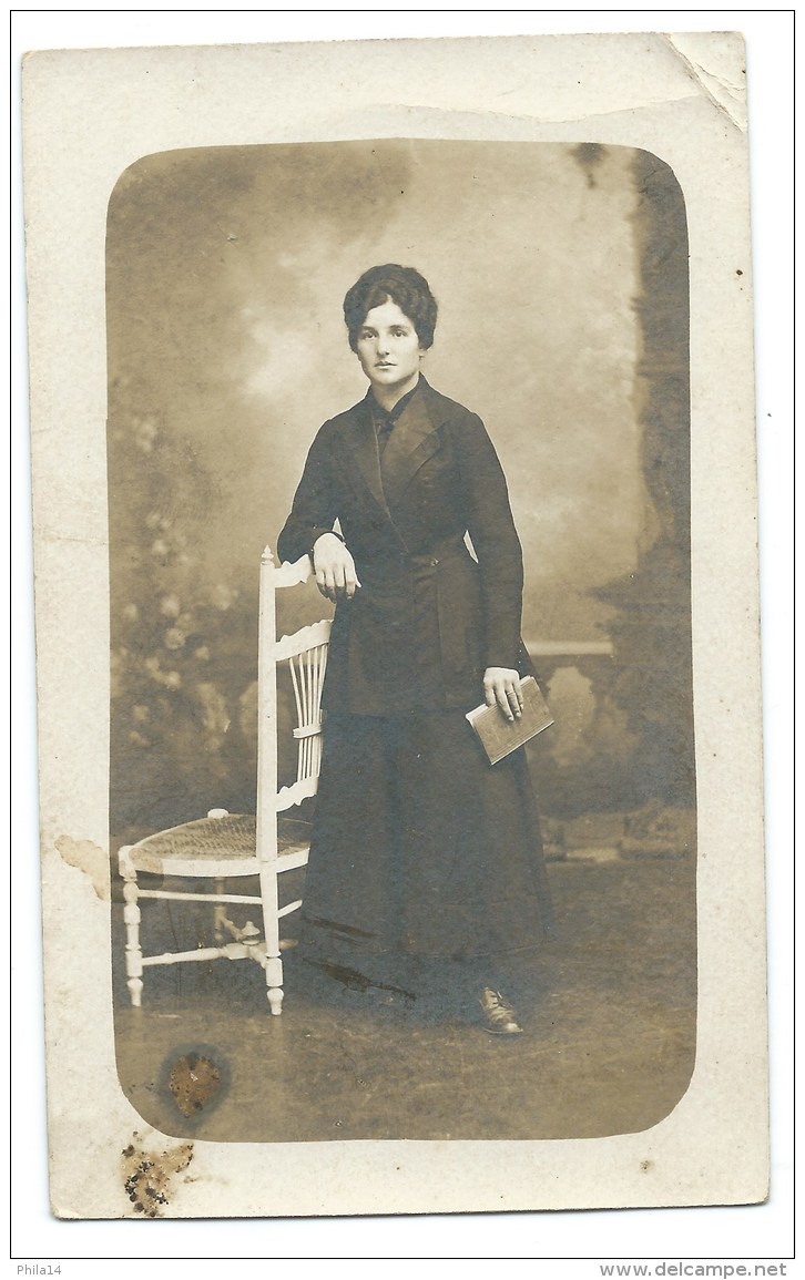 CPA PHOTO / PORTRAIT DE FEMME AU LIVRE ET CHAISE - Photos