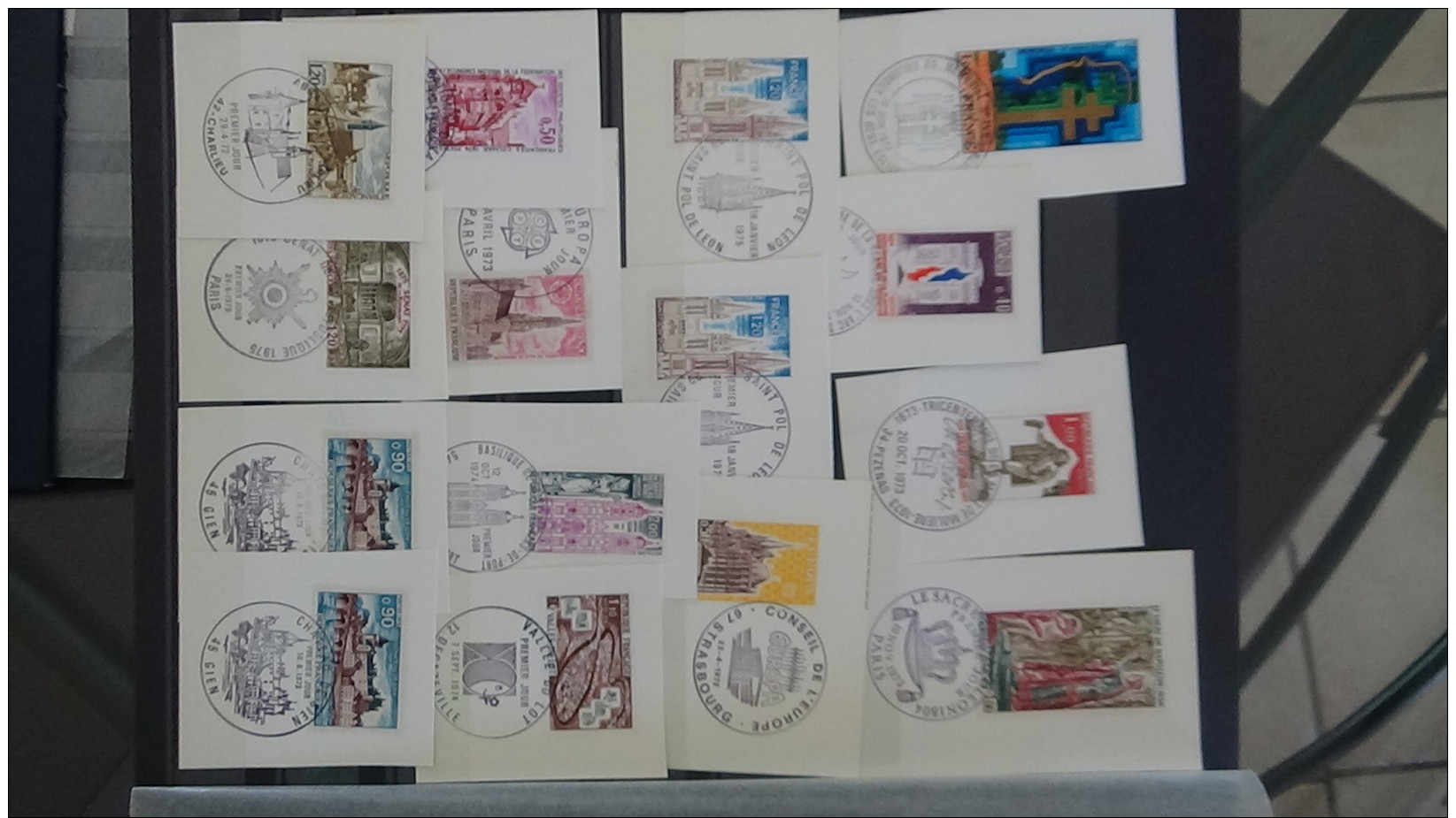 C Gros carton  lot variétés (1800euros) + 2 bandes ND + timbres France ** + obl + Chine + classeurs + albums timbres obl