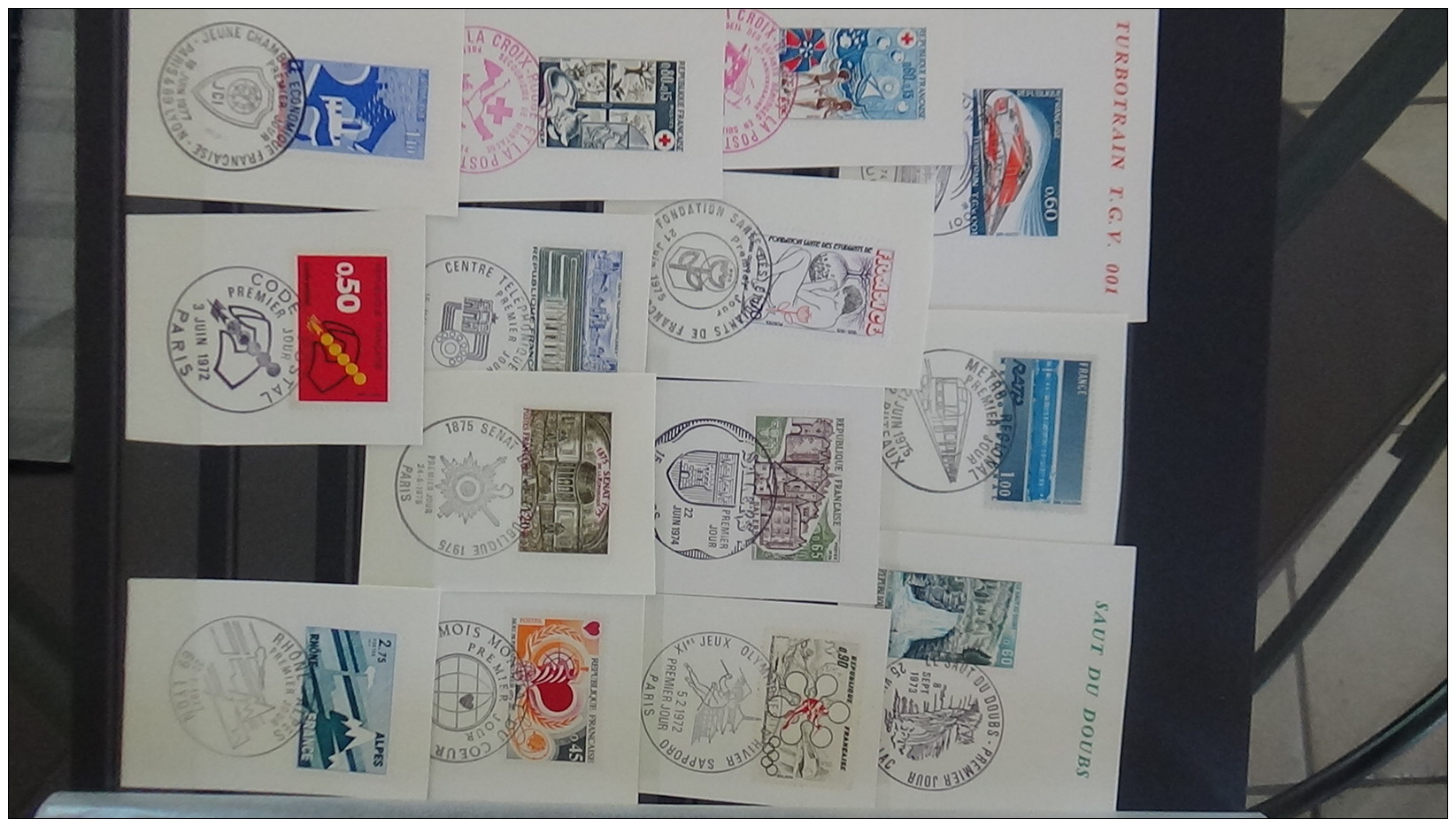 C Gros carton  lot variétés (1800euros) + 2 bandes ND + timbres France ** + obl + Chine + classeurs + albums timbres obl