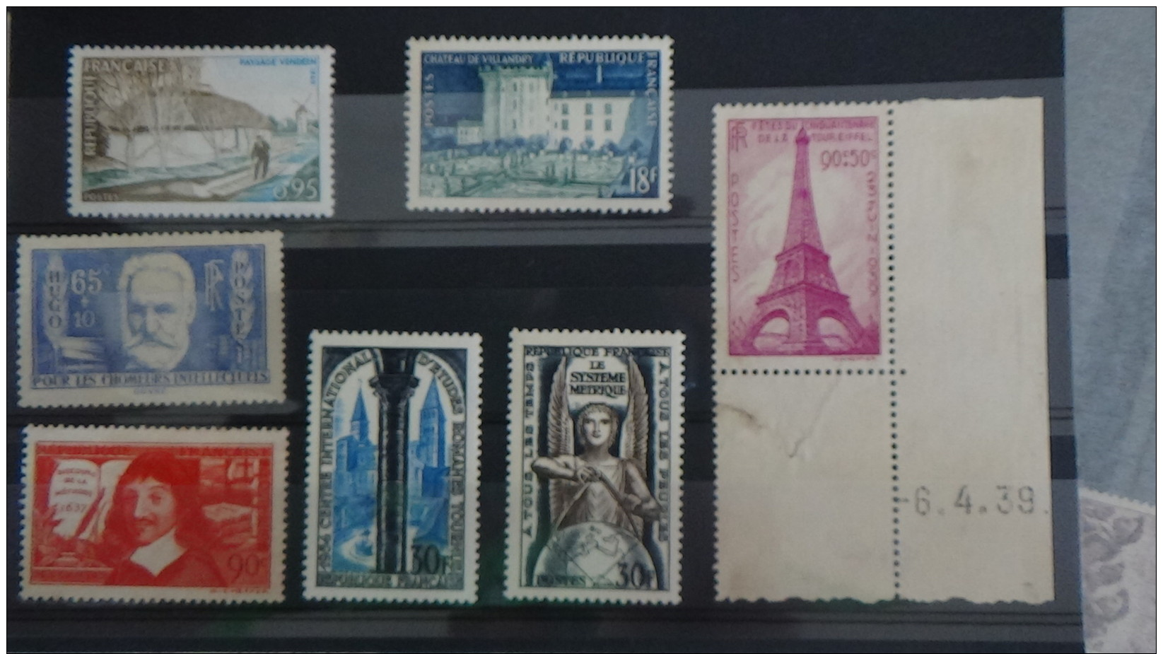 C Gros carton  lot variétés (1800euros) + 2 bandes ND + timbres France ** + obl + Chine + classeurs + albums timbres obl