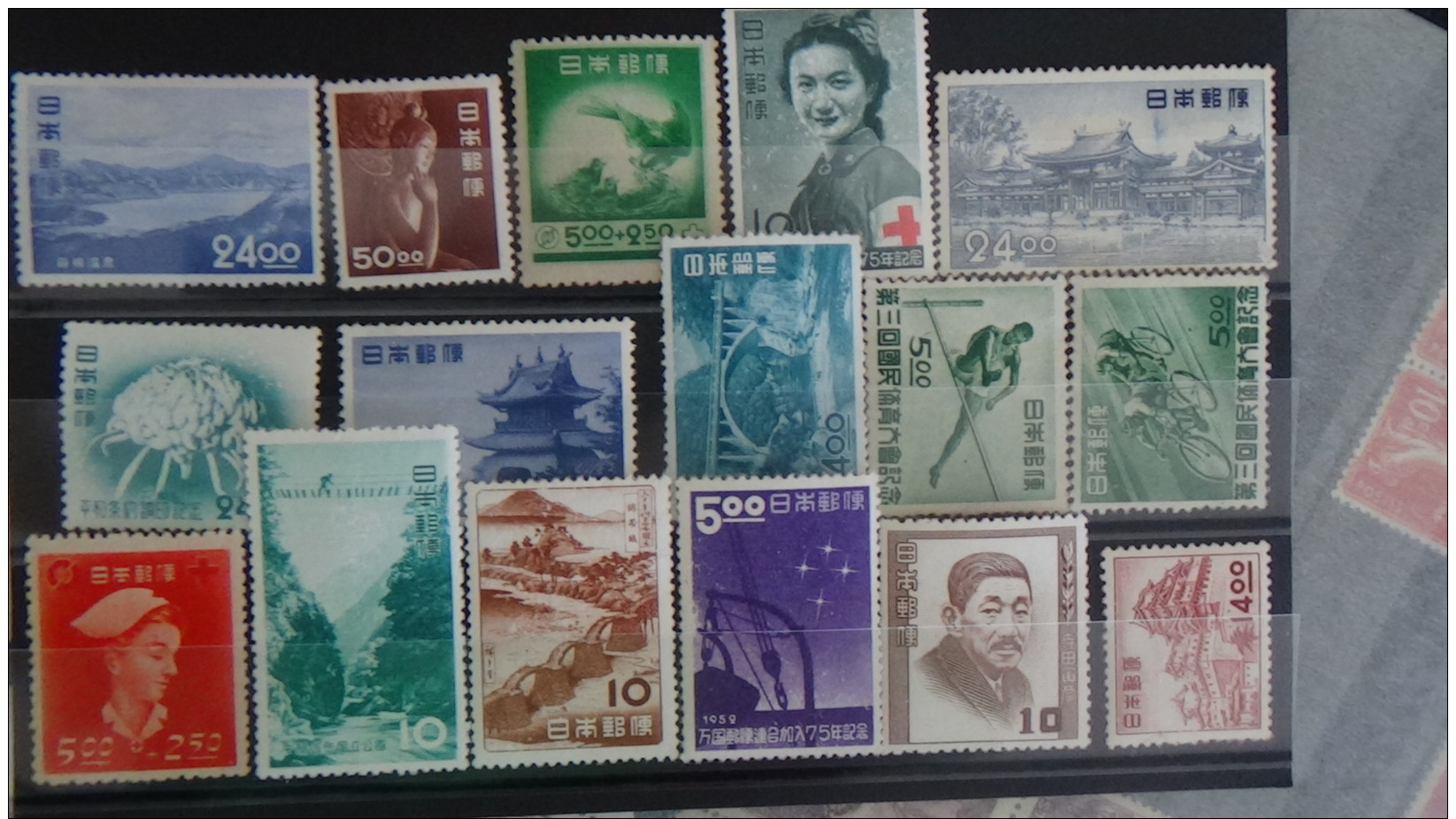 C Gros carton  lot variétés (1800euros) + 2 bandes ND + timbres France ** + obl + Chine + classeurs + albums timbres obl