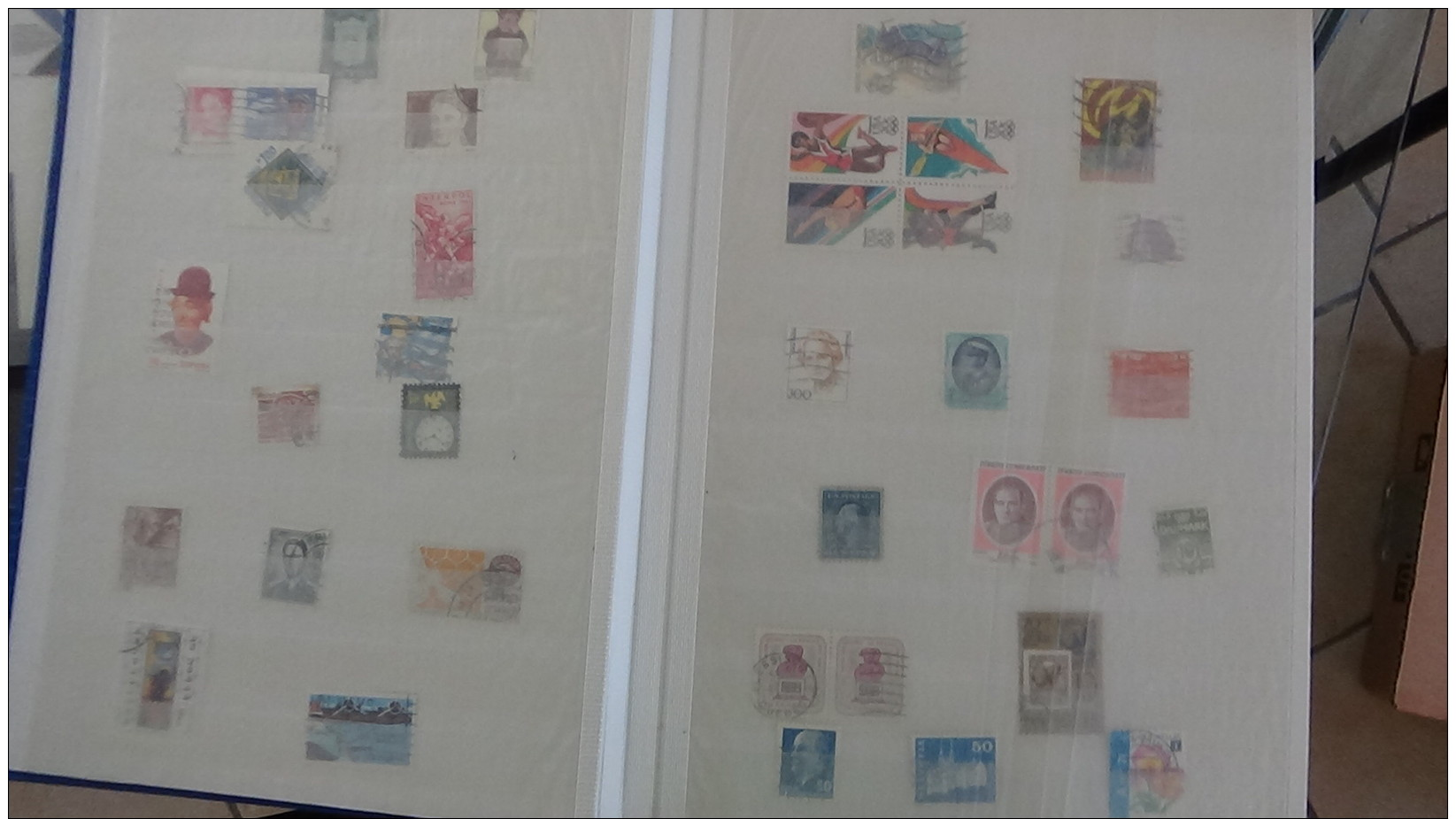 C Gros carton  lot variétés (1800euros) + 2 bandes ND + timbres France ** + obl + Chine + classeurs + albums timbres obl