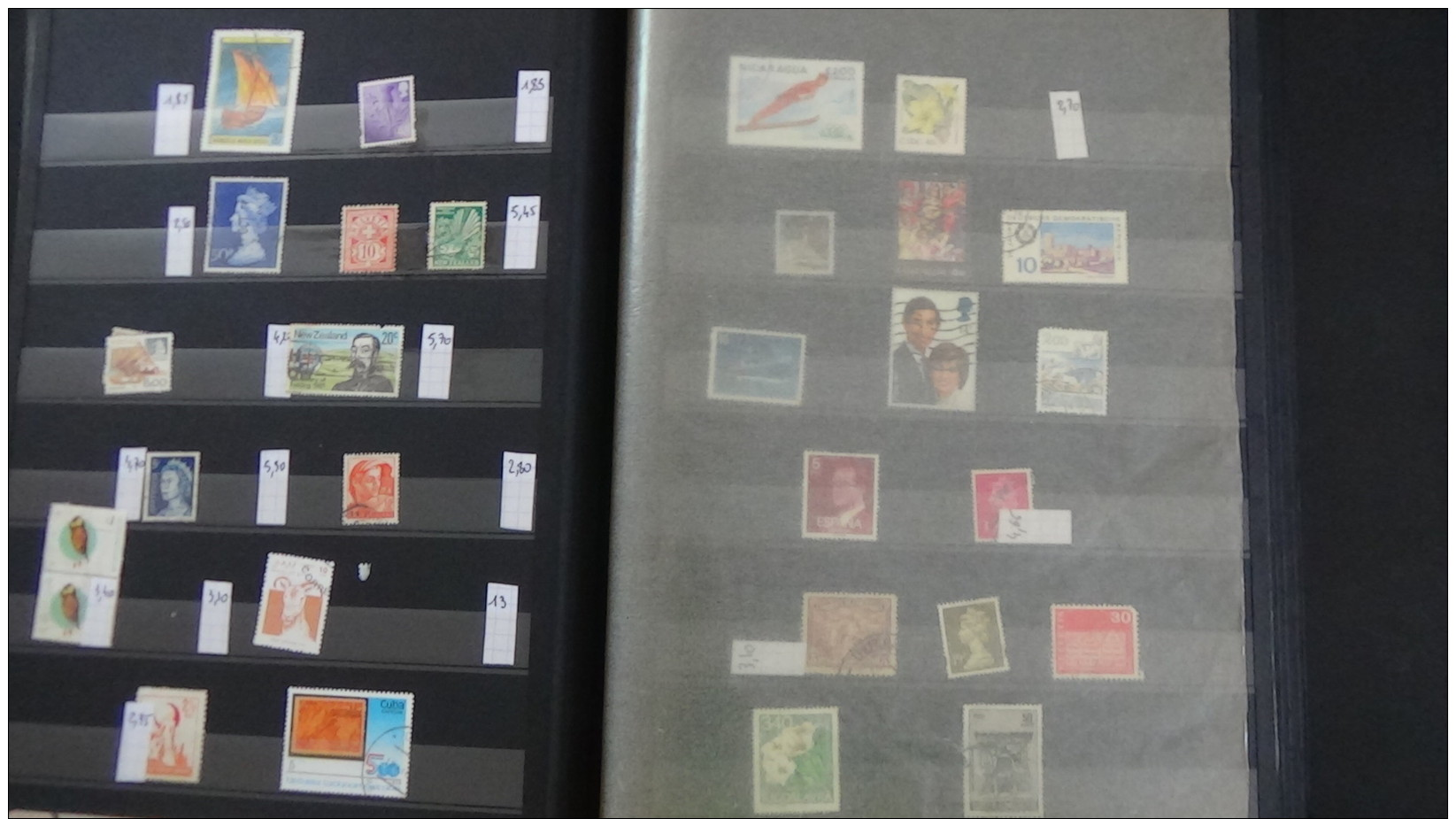 C Gros carton  lot variétés (1800euros) + 2 bandes ND + timbres France ** + obl + Chine + classeurs + albums timbres obl