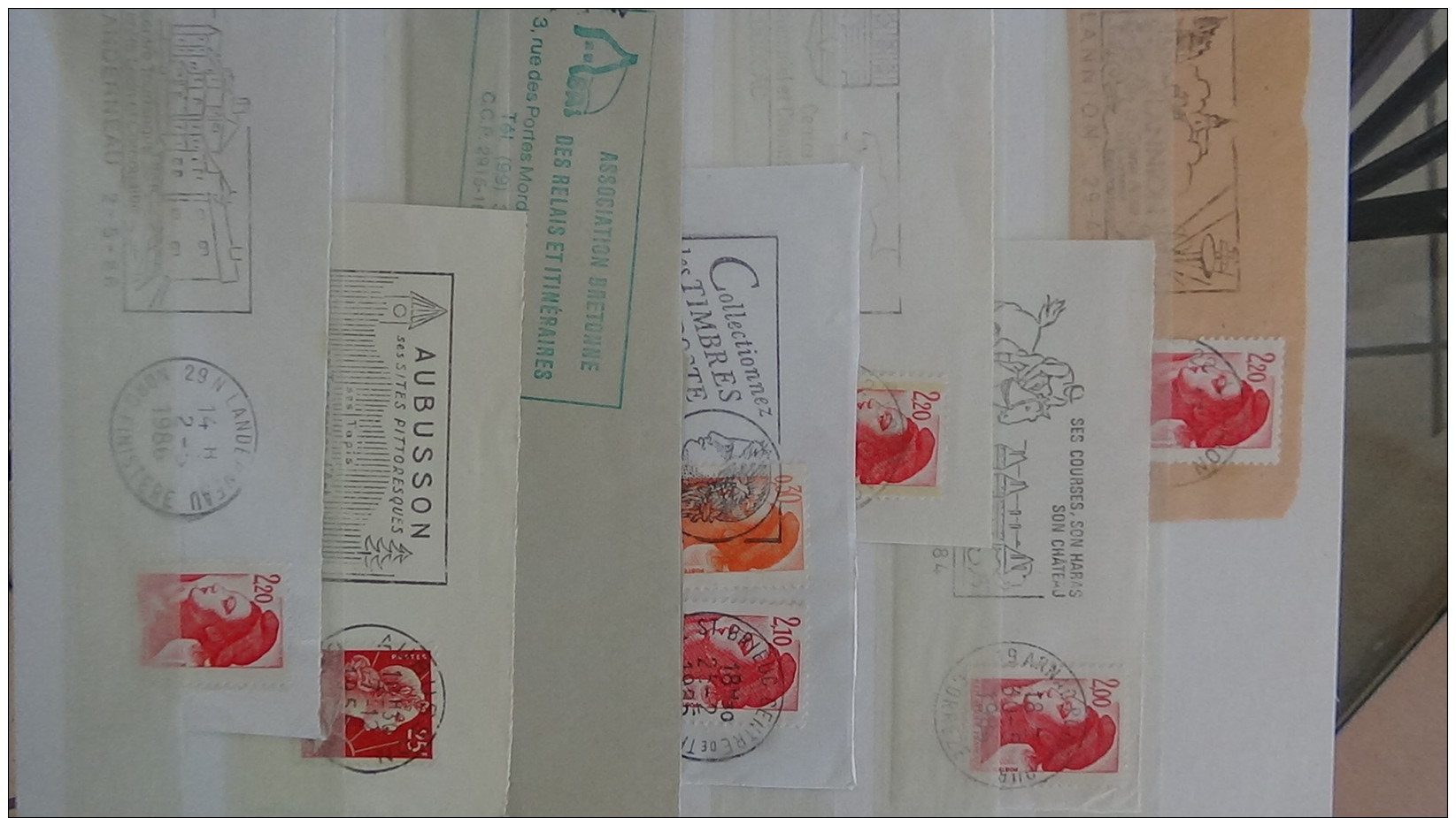 C Gros carton  lot variétés (1800euros) + 2 bandes ND + timbres France ** + obl + Chine + classeurs + albums timbres obl