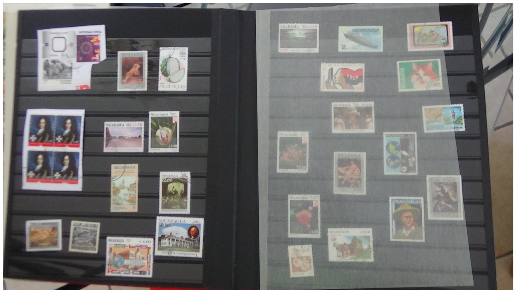 C Gros carton  lot variétés (1800euros) + 2 bandes ND + timbres France ** + obl + Chine + classeurs + albums timbres obl