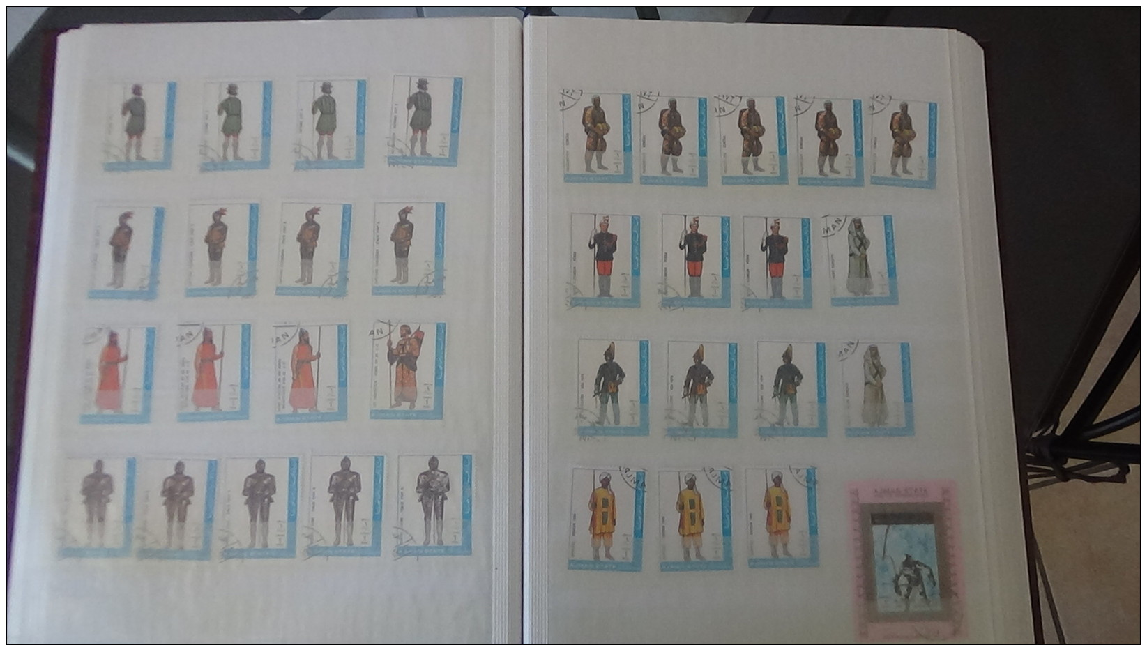 C Gros carton  lot variétés (1800euros) + 2 bandes ND + timbres France ** + obl + Chine + classeurs + albums timbres obl