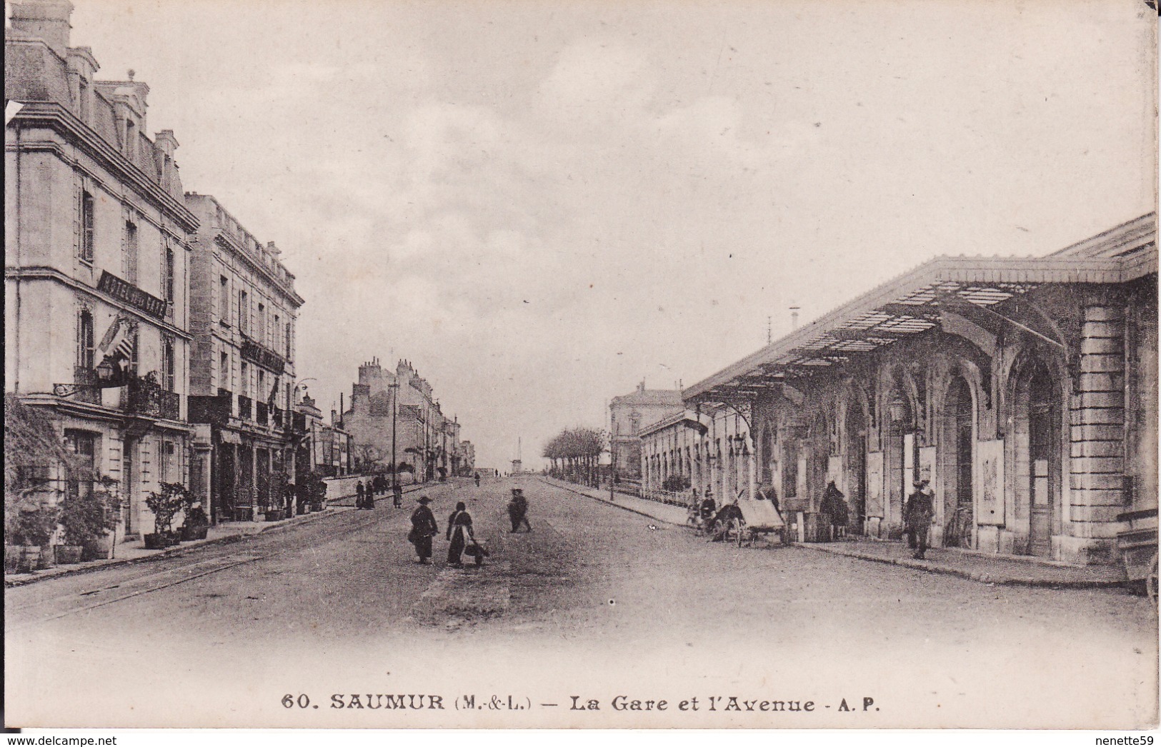 SAUMUR -- La Gare Et L' Avenue + Animation - Saumur