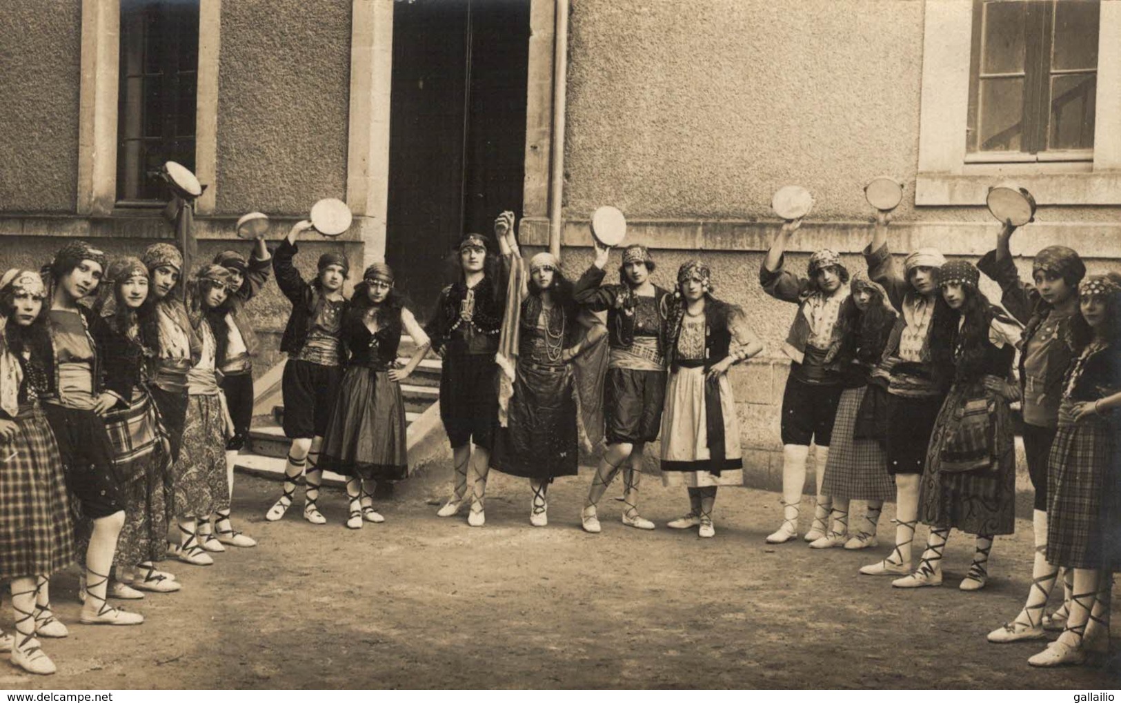 CARTE PHOTO JEUNE FILLE EN GITANE - Autres & Non Classés