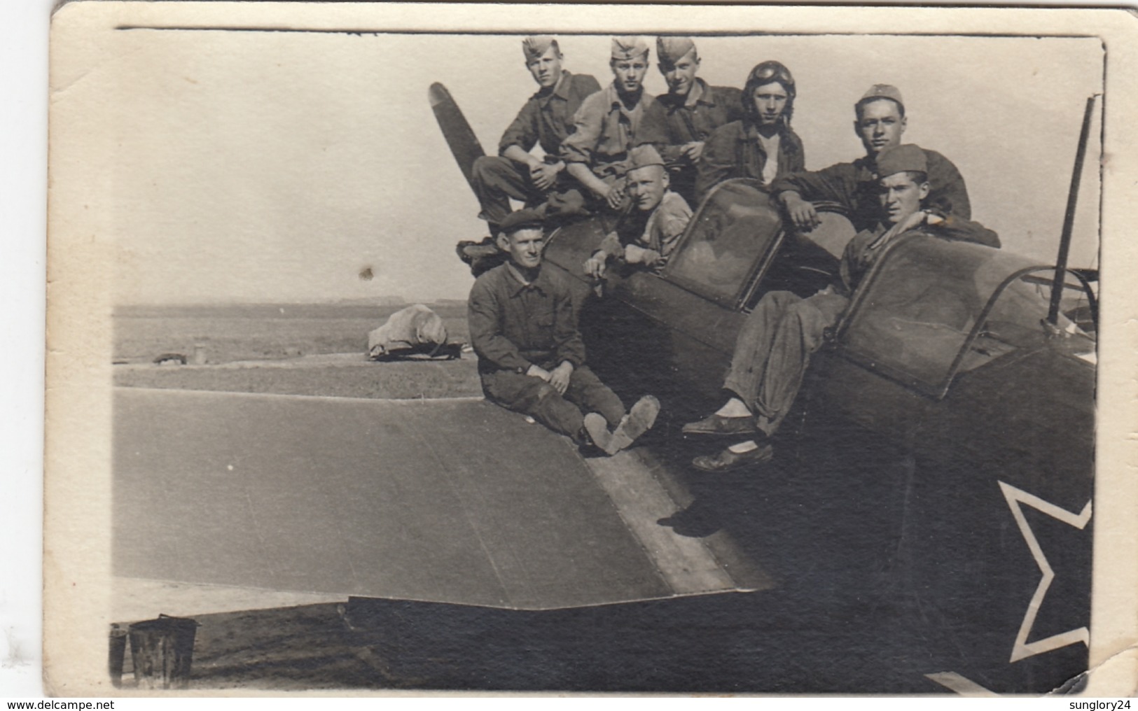 RUSSIA. PHOTO. AIRFIELD. The PLANE. THE GROUP OF STUDENTS. *** - Autres & Non Classés