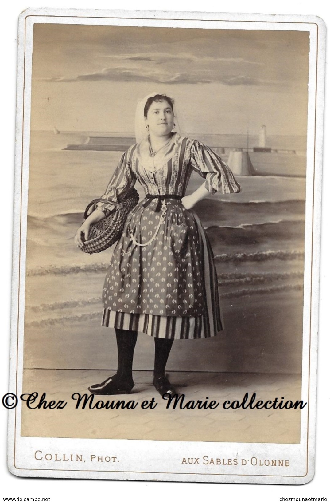 SABLES D OLONNE - FEMME EN COSTUME SABLAIS ET SON PANIER - VENDEE - COLLIN - CDV PHOTO 16.5 X 10.5 CM - Personnes Anonymes