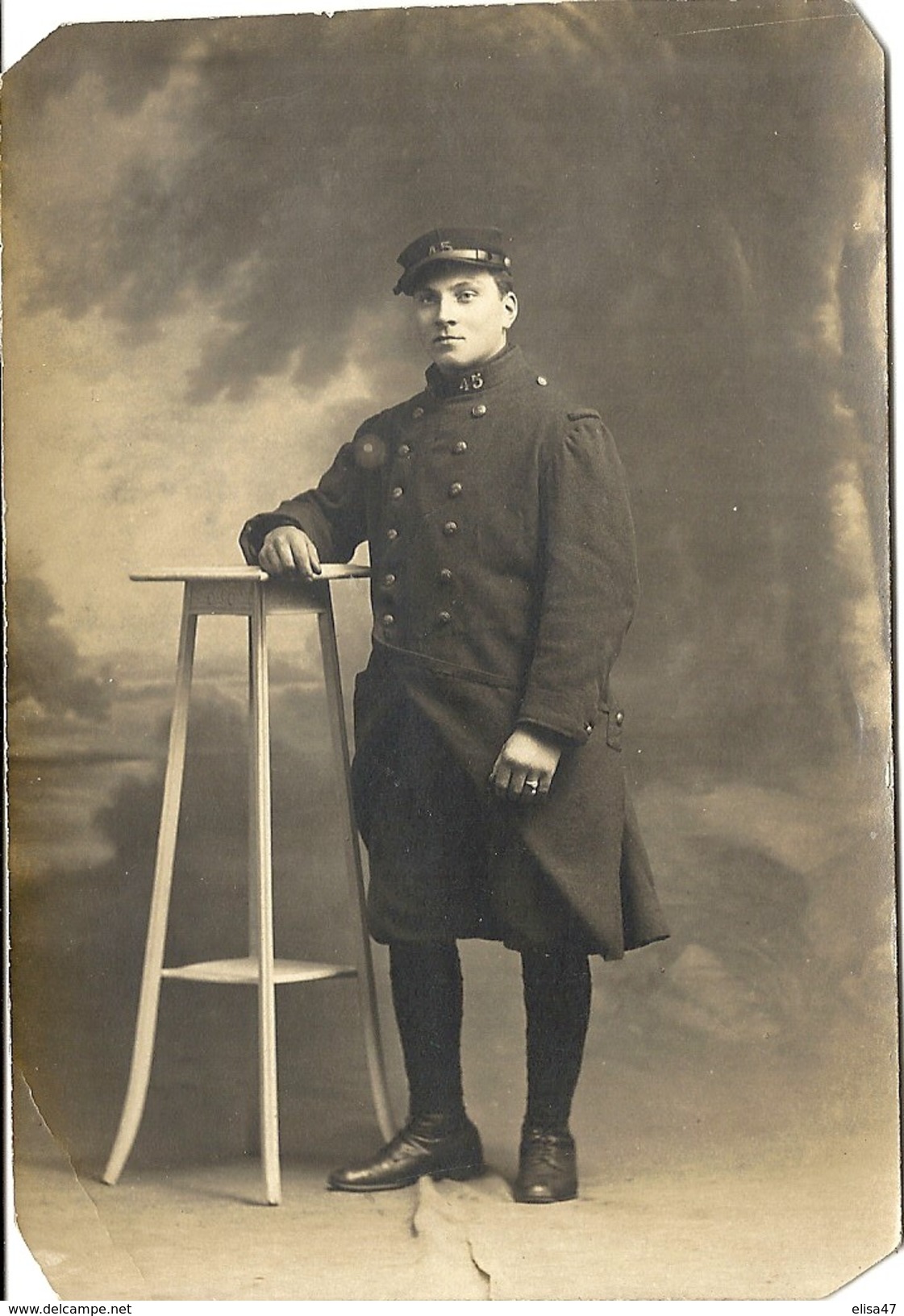 PHOTO DE PHOTOGRAPHE  MILITAIRE AVEC NO 45 SUR COL ET KEPIS - Regiments