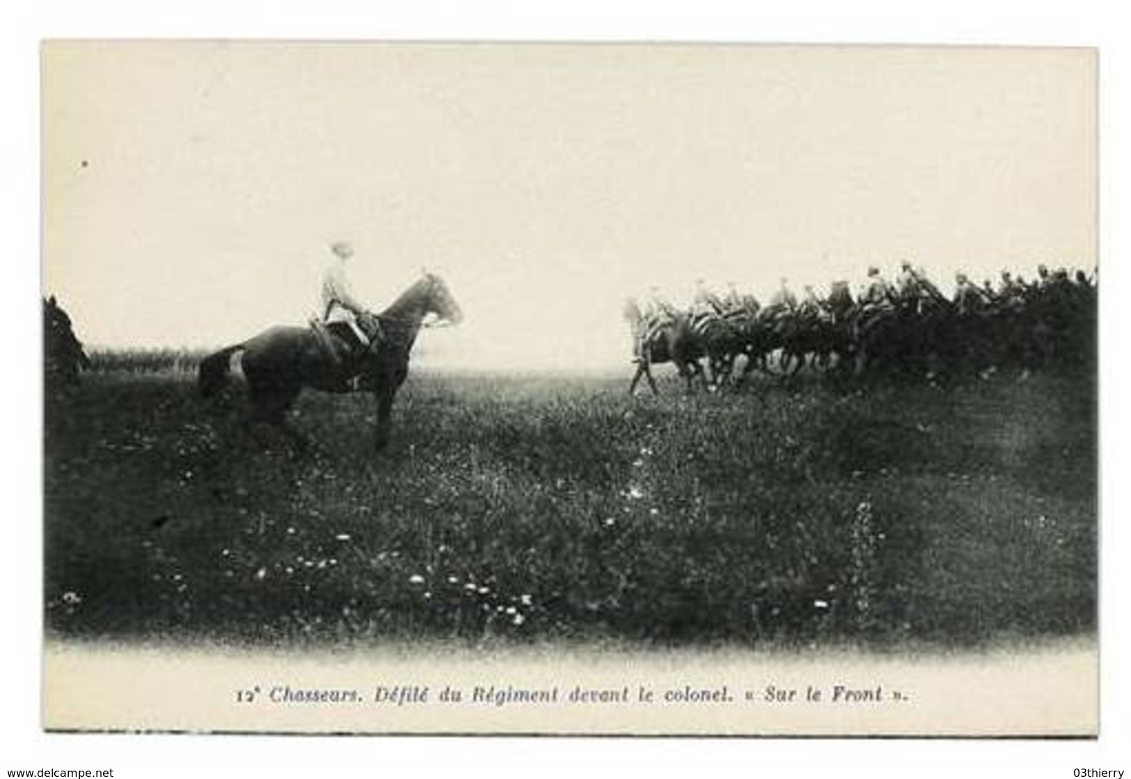 CPA MILITAIRE 12eme CHASSEURS DEFILE DU REGIMENT DEVANT LE COLONEL SUR LE FRONT - Manovre