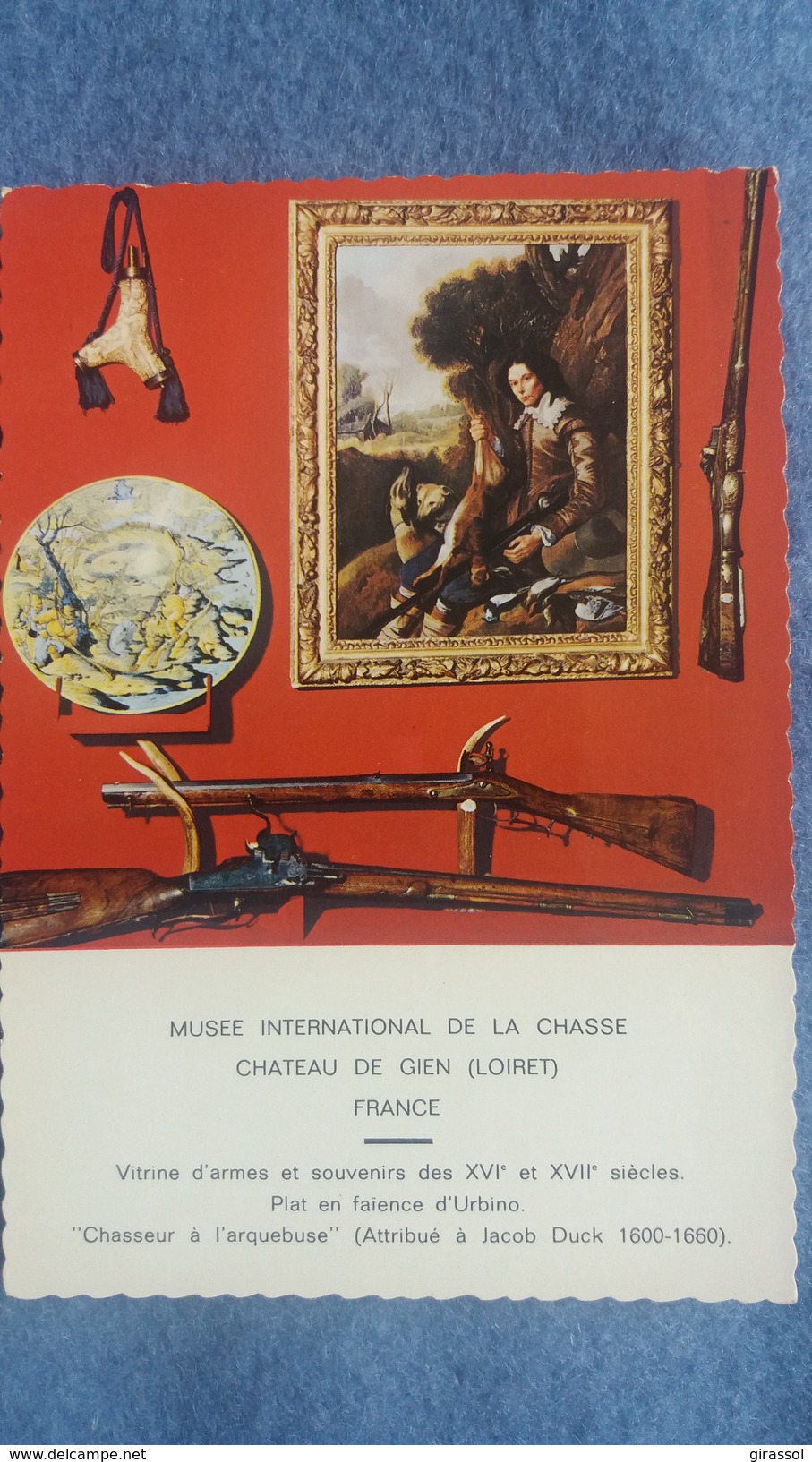 CPSM MUSEE INTERNATIONAL DE LA CHASSE CHATEAU DE GIENS LOIRET VITRINE D ARMES PLAT DE FAIENCE D URBINO CHASSEUR A L ARQU - Musées