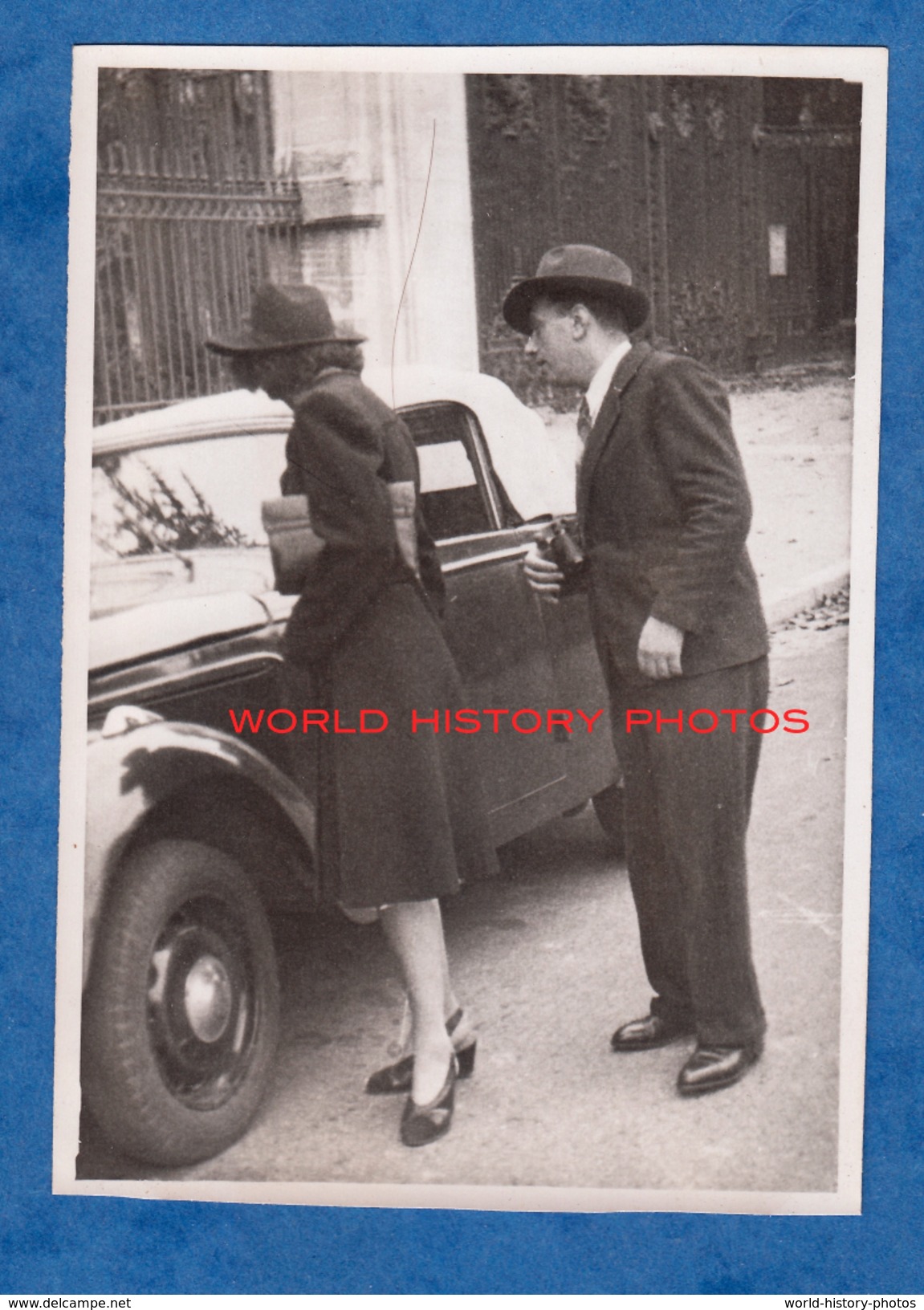 Photo Ancienne Snapshot - Femme Et Homme Regardant Une Belle Automobile Cabriolet - Modele à Identifier - Automobiles