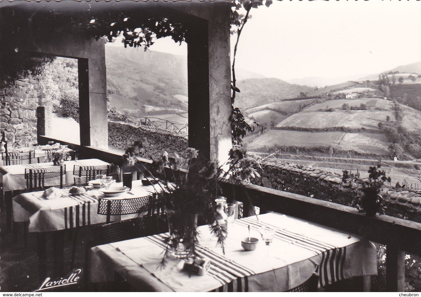 64. BIRIATOU. VUE SUR L'ESPAGNE DE LA TERRASSE DE L'AUBERGE HIRIBARREN. ANNÉES 50 - Biriatou