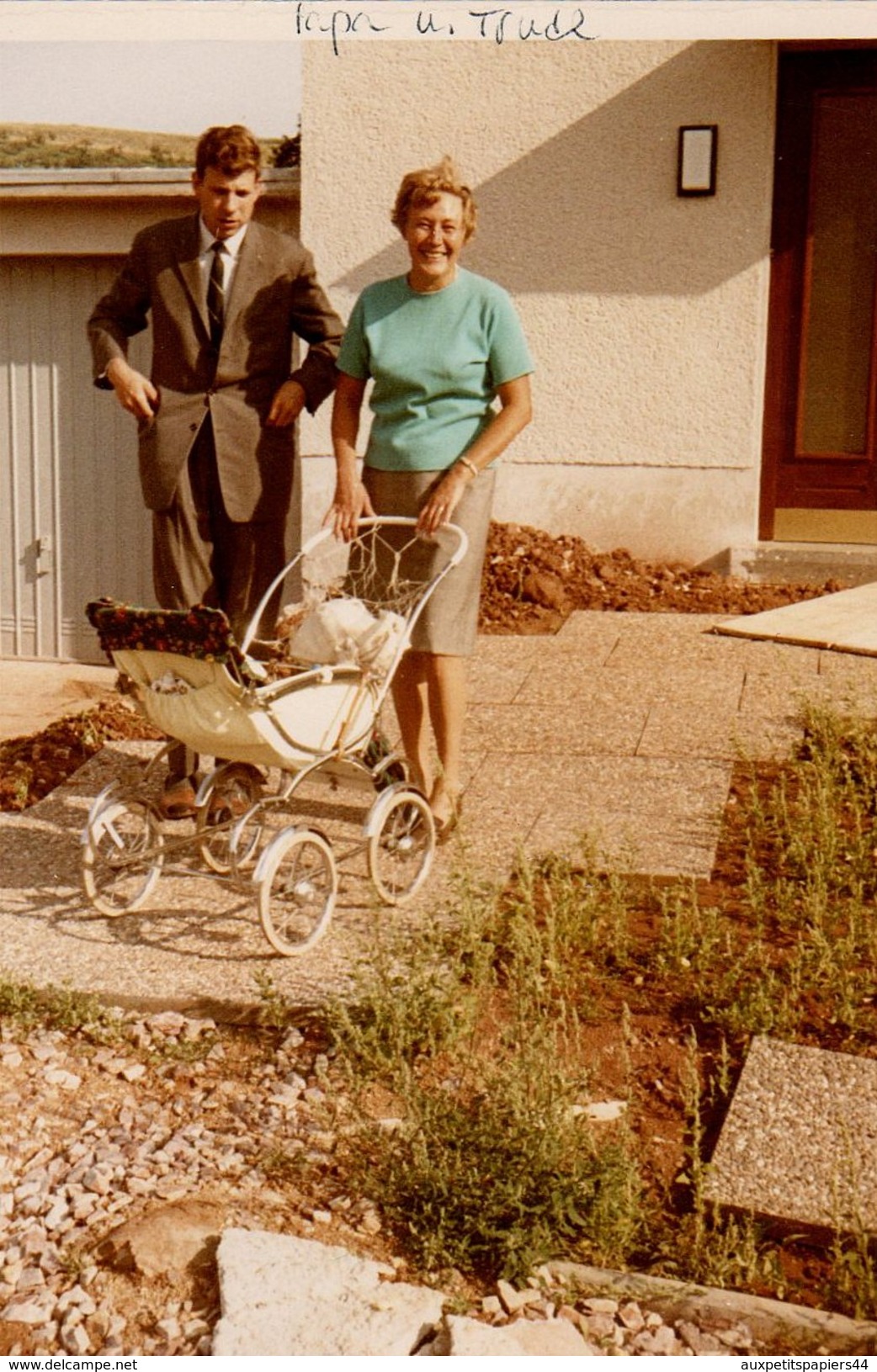 Photo Couleur Originale Landau & Poussette - Jeune Papa, Sa Mère Et Une Jolie Poussette Vers 1960 - Skaï Blanc & Chrome - Objets