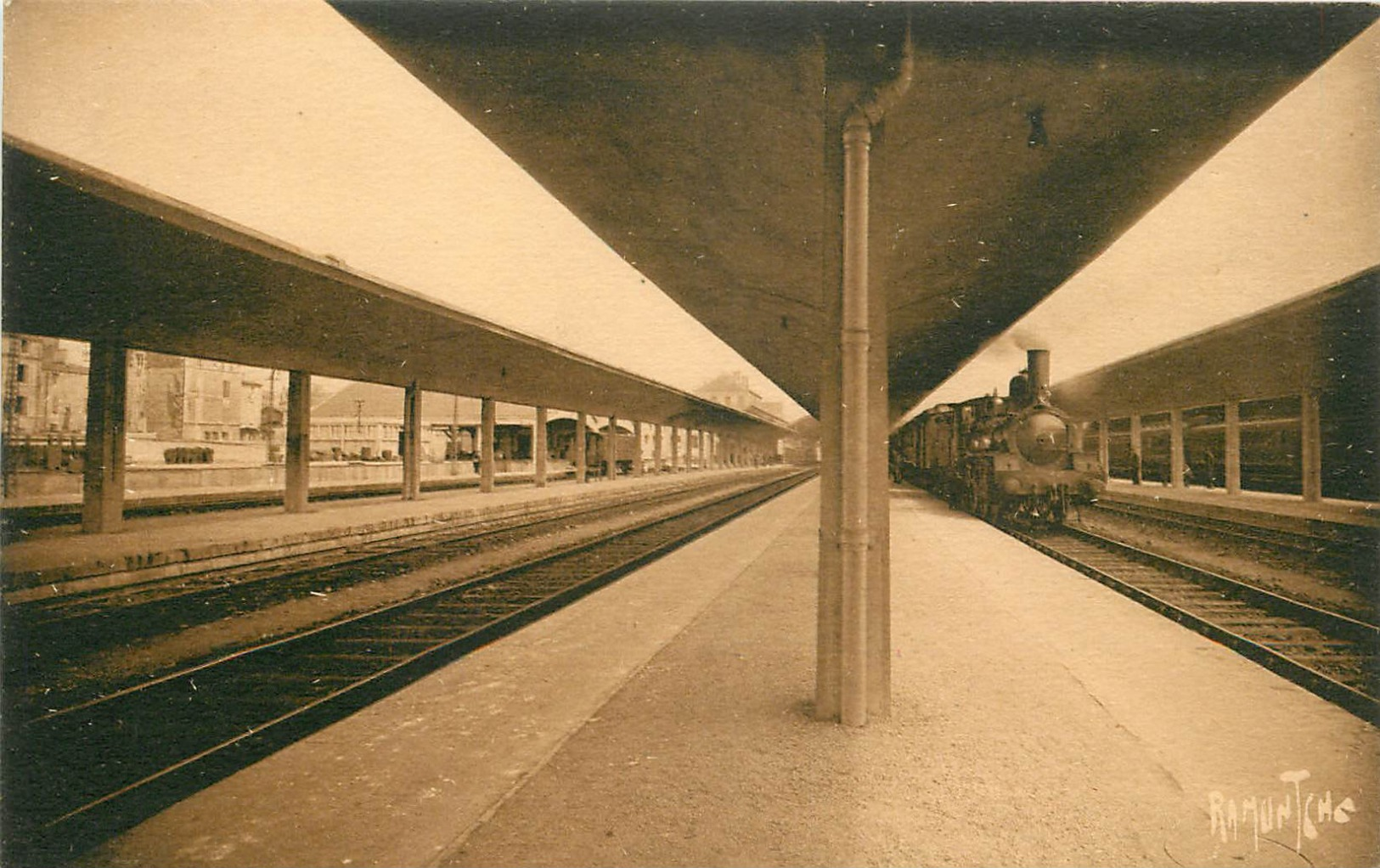 NIORT - LA GARE AVEC TRAIN - CHEMIN DE FER - Niort