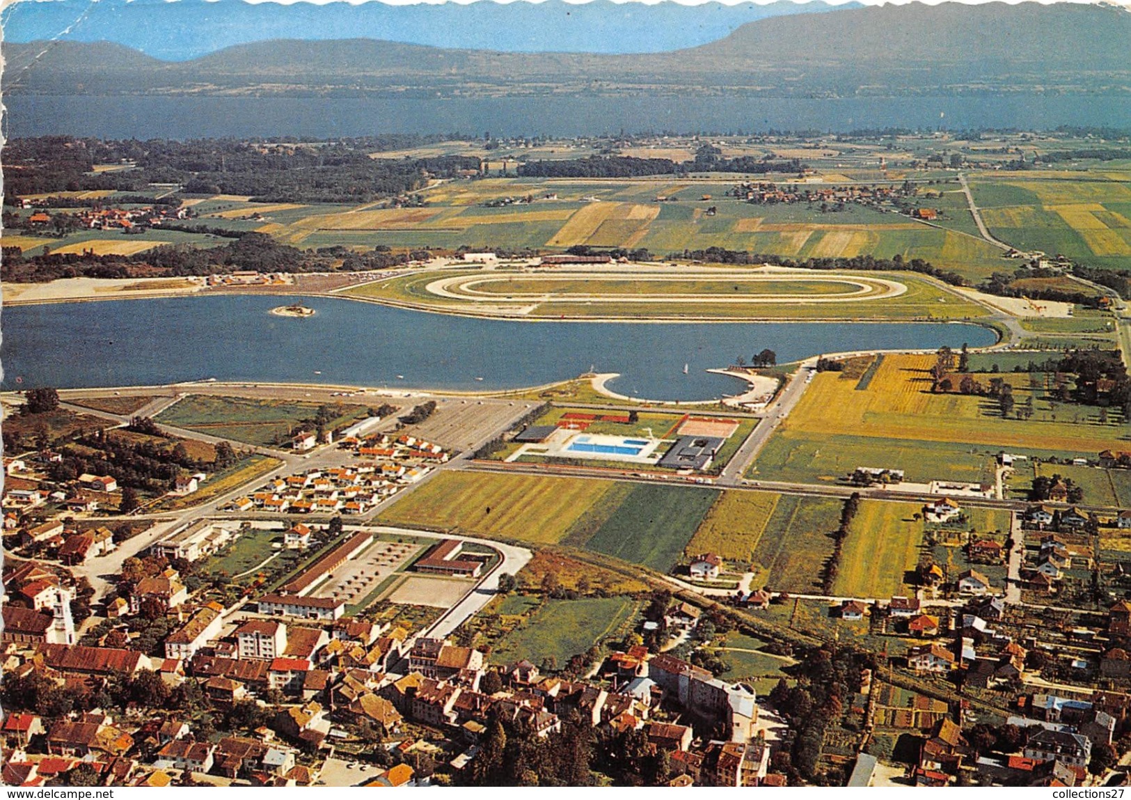 01-DIVONNE-LES-BAINS- LA VILLE ET SON LAC, AU FOND LE LAC LEMAN - Divonne Les Bains