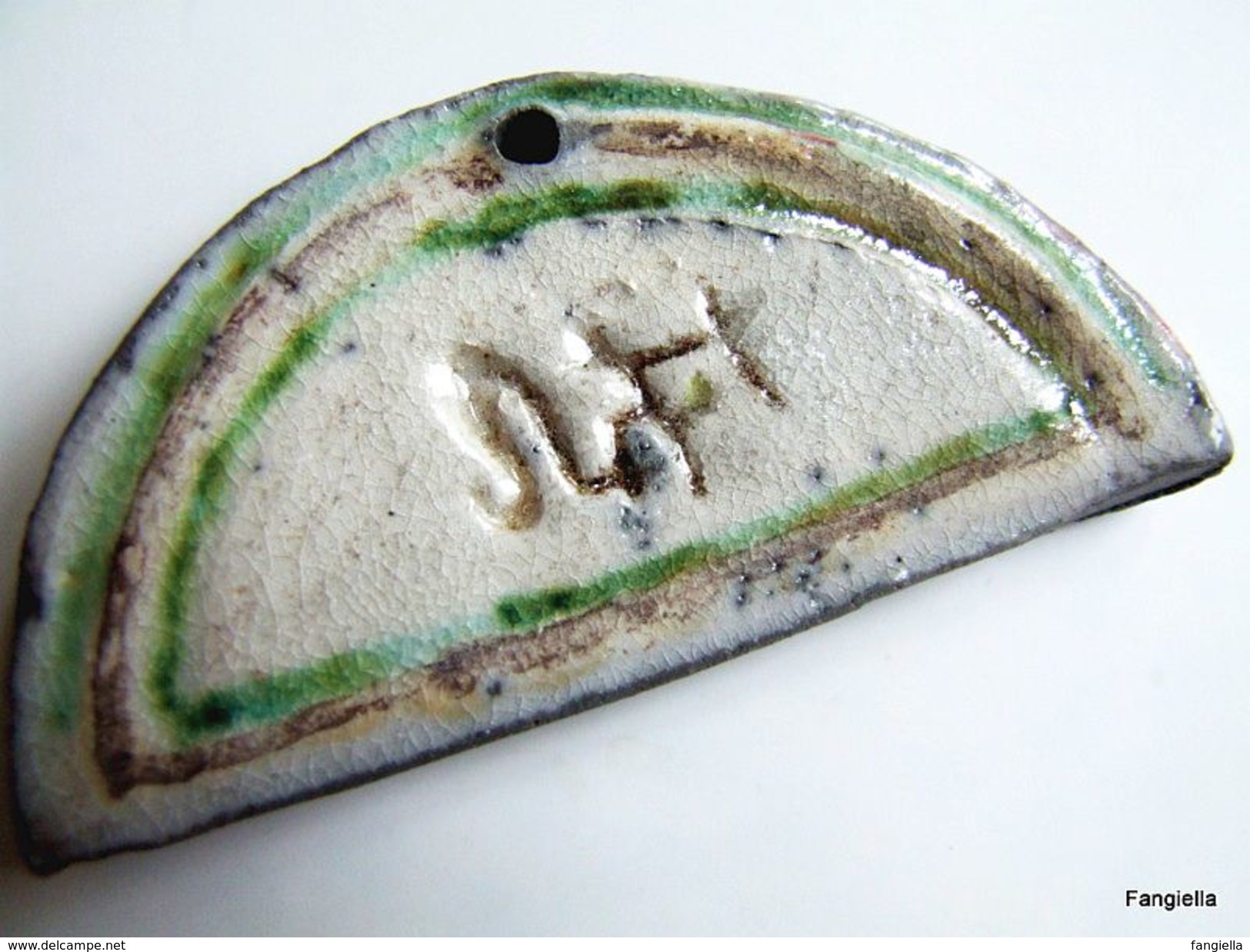 Pendentif Céramique Raku émaillé écru Vert Artisanal Environ 74x38x5mm   Une Superbe Pièce De Créateur Réalisée En Raku - Perles