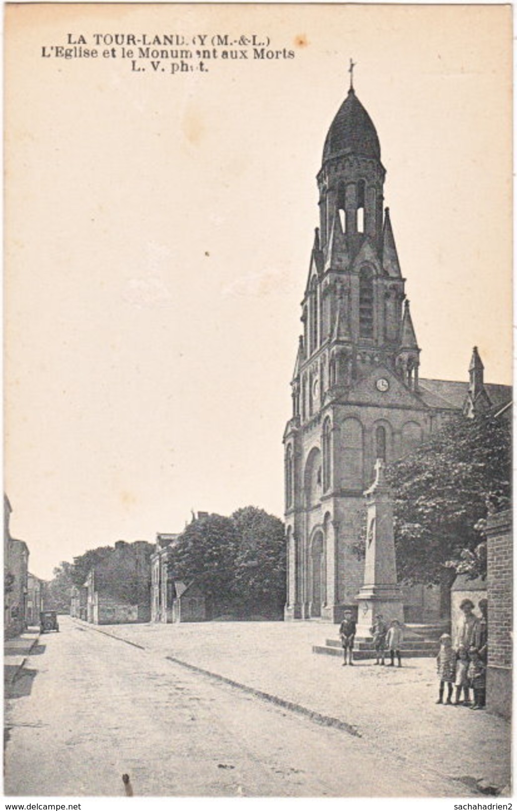 49. LA TOUR-LANDRY. L'Eglise Et Le Monument Aux Morts (2) - Autres & Non Classés