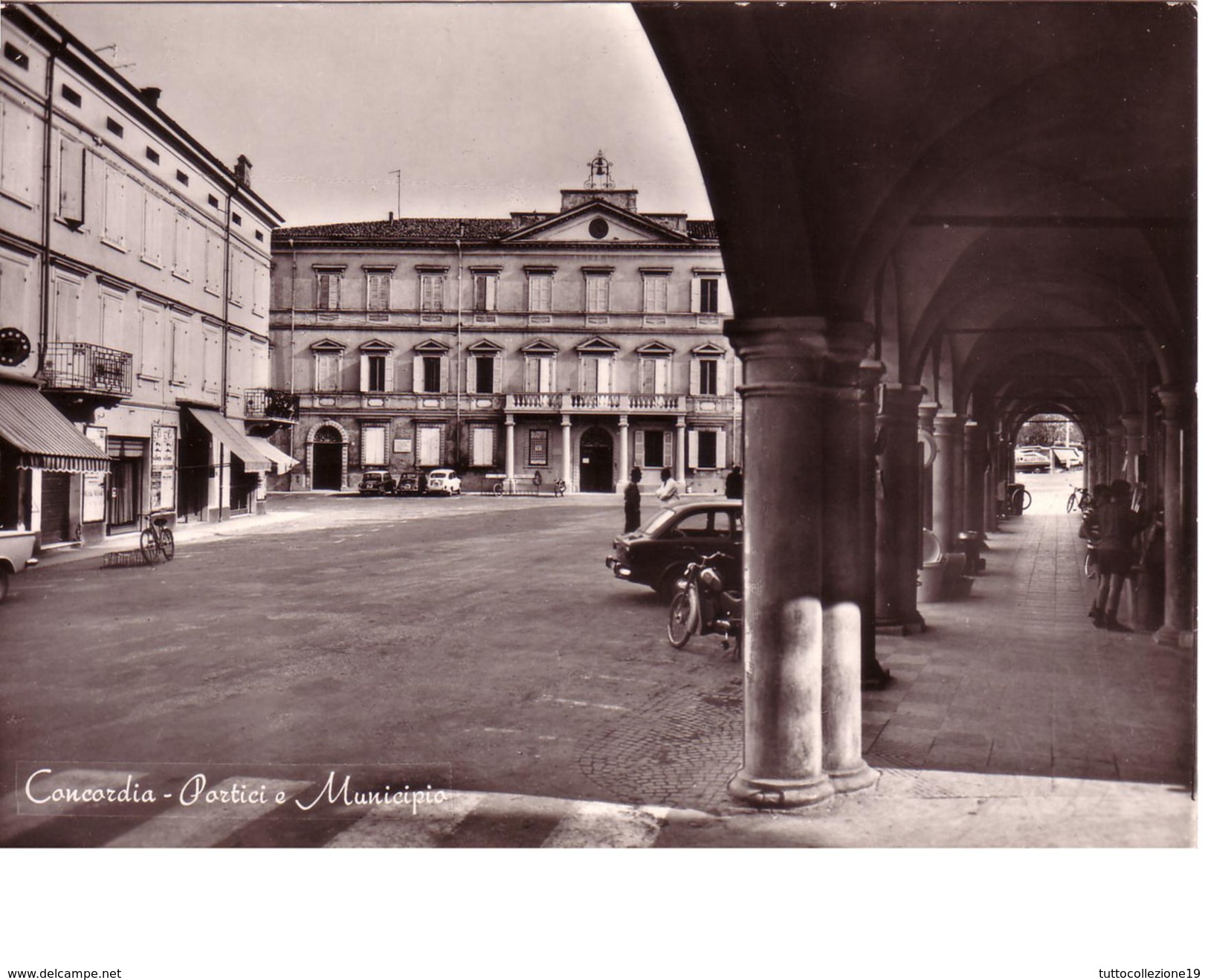 VENDO N.1 CARTOLINA DI CONCORDIA(MO) VISTA DEI PORTICI E MONICIPIO,FORMATO GRANDE IN BIANCO E NERO - Modena