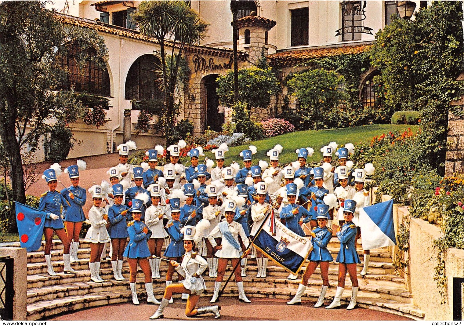 06-GRASSE- GROUPE DE MAJORETTES DANS LES JARDIN DE LA PARFUMERIE MOLINARD A GRASSE - Grasse